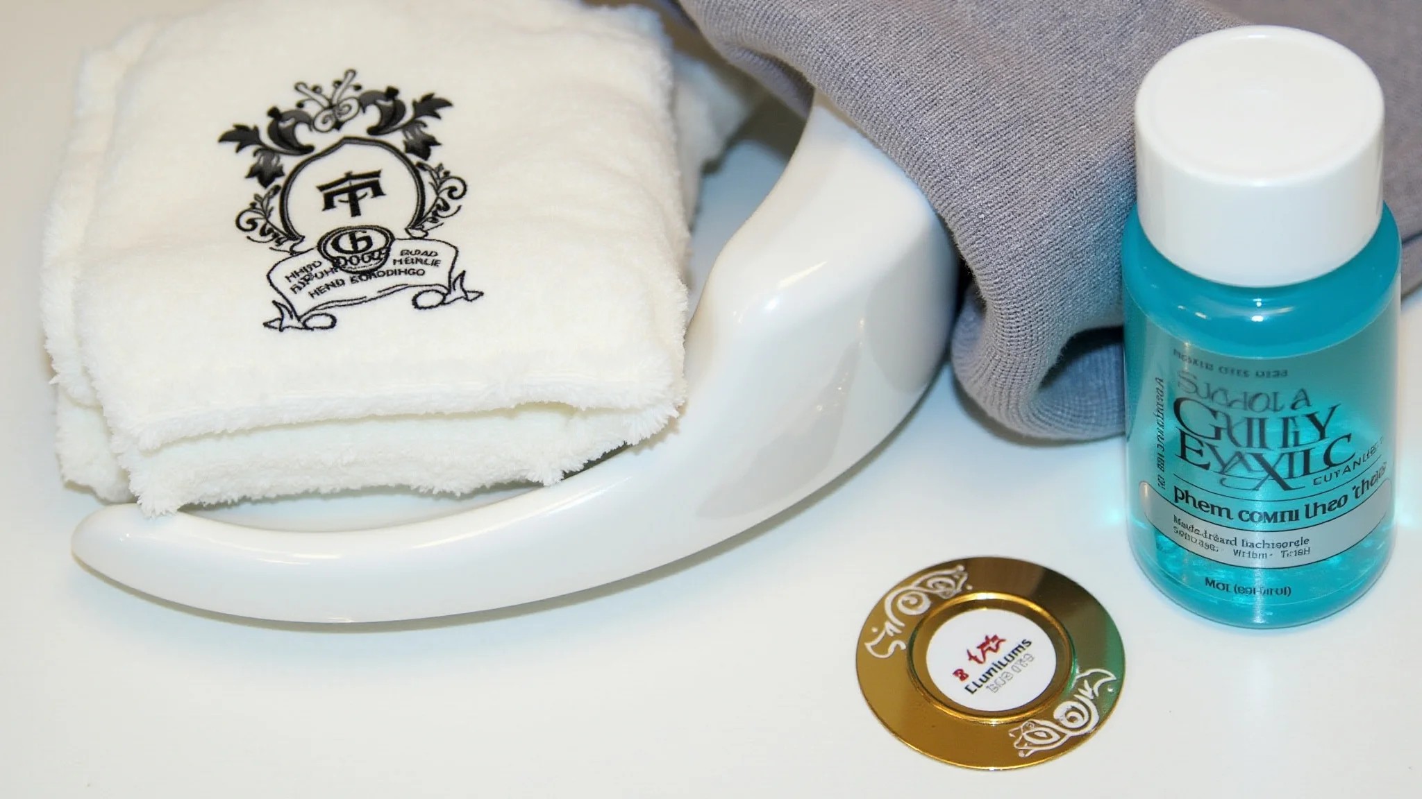 Materiais essenciais para lavar roupas delicadas à mão: sabão neutro, toalha macia e bacia.
