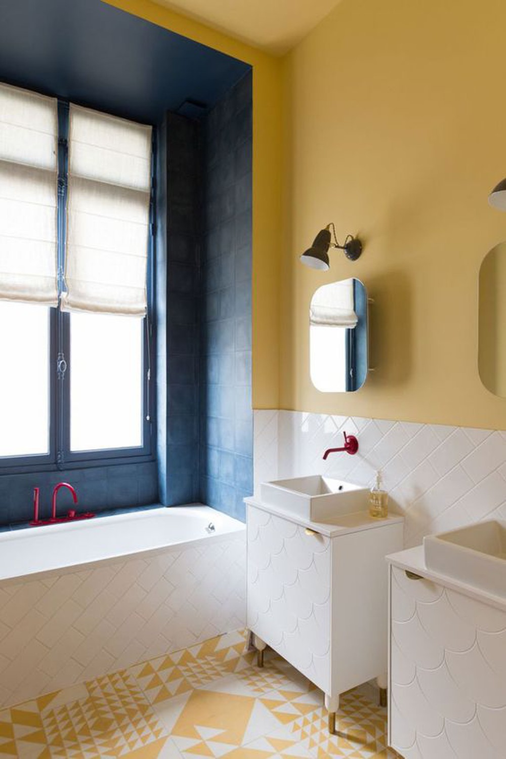 banheiro amarelo com azulejos ...