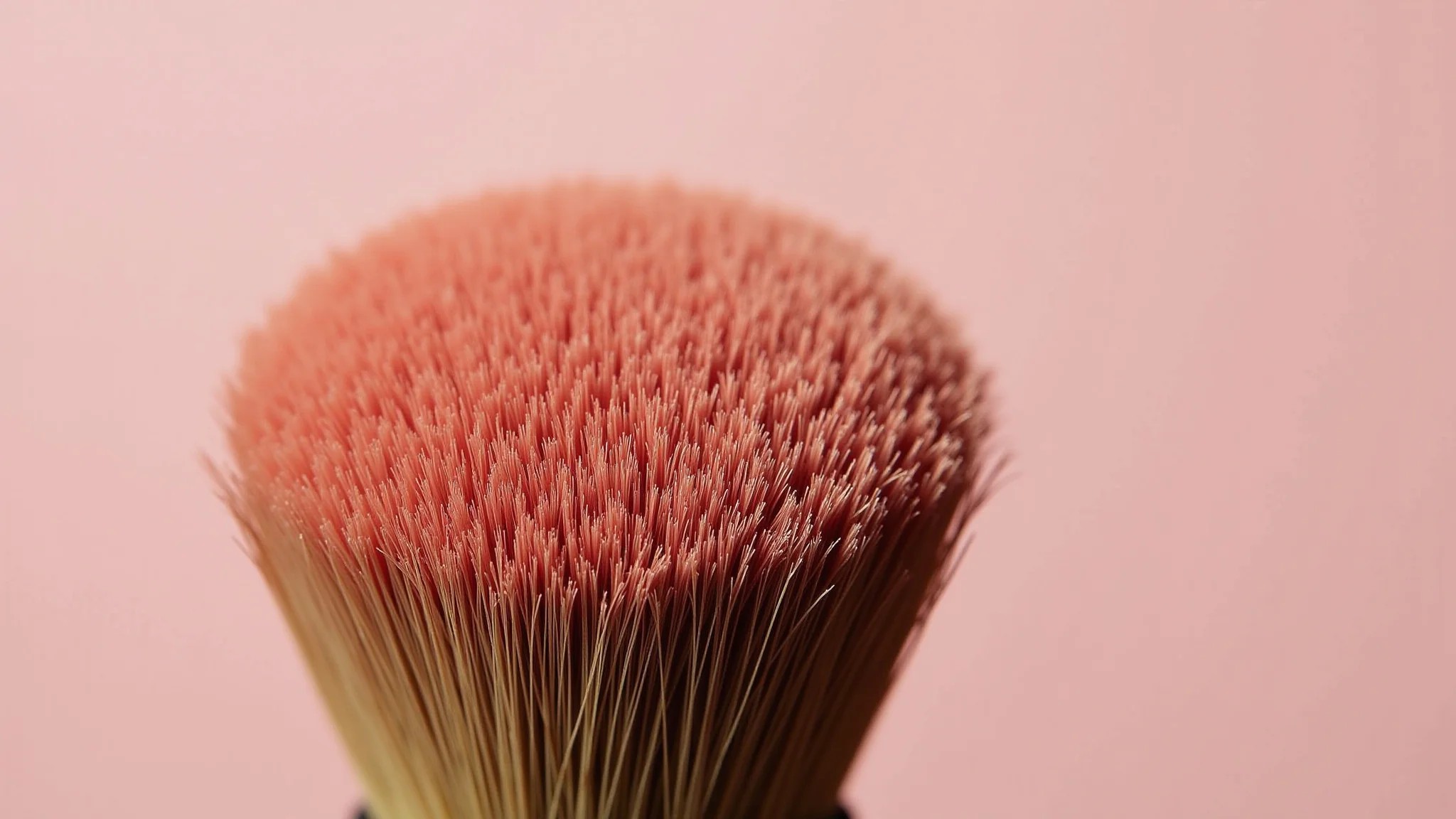 Close de cerdas de pincel de blush redondo.