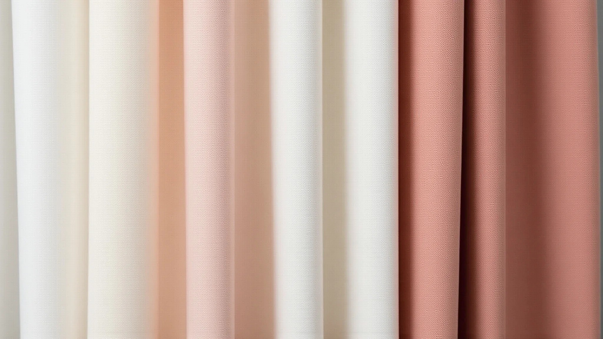Detalhes da decoração do quarto: almofadas, tapetes e cortinas em tons claros e aconchegantes.