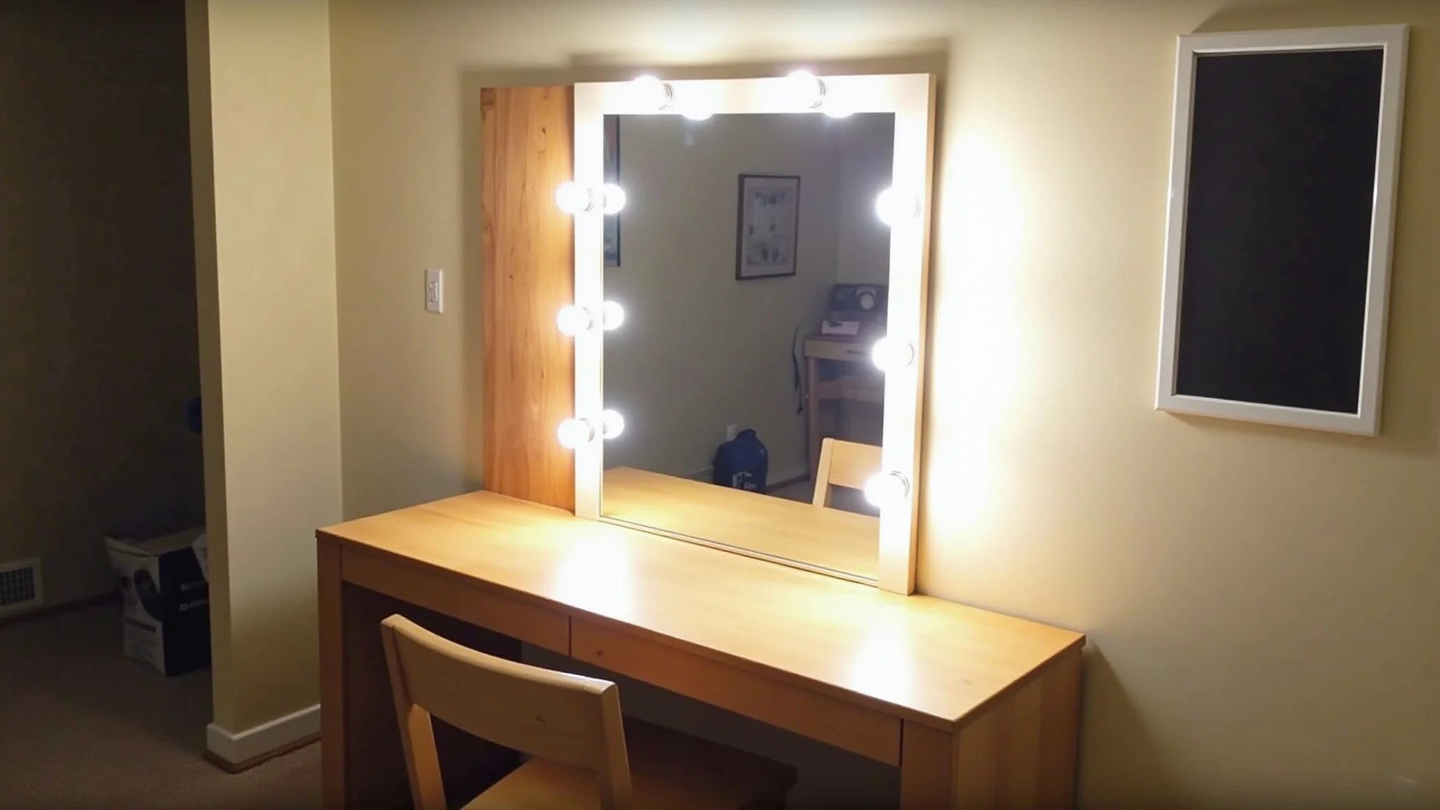 Montagem de penteadeira camarim DIY com painel de madeira e luzes LED.