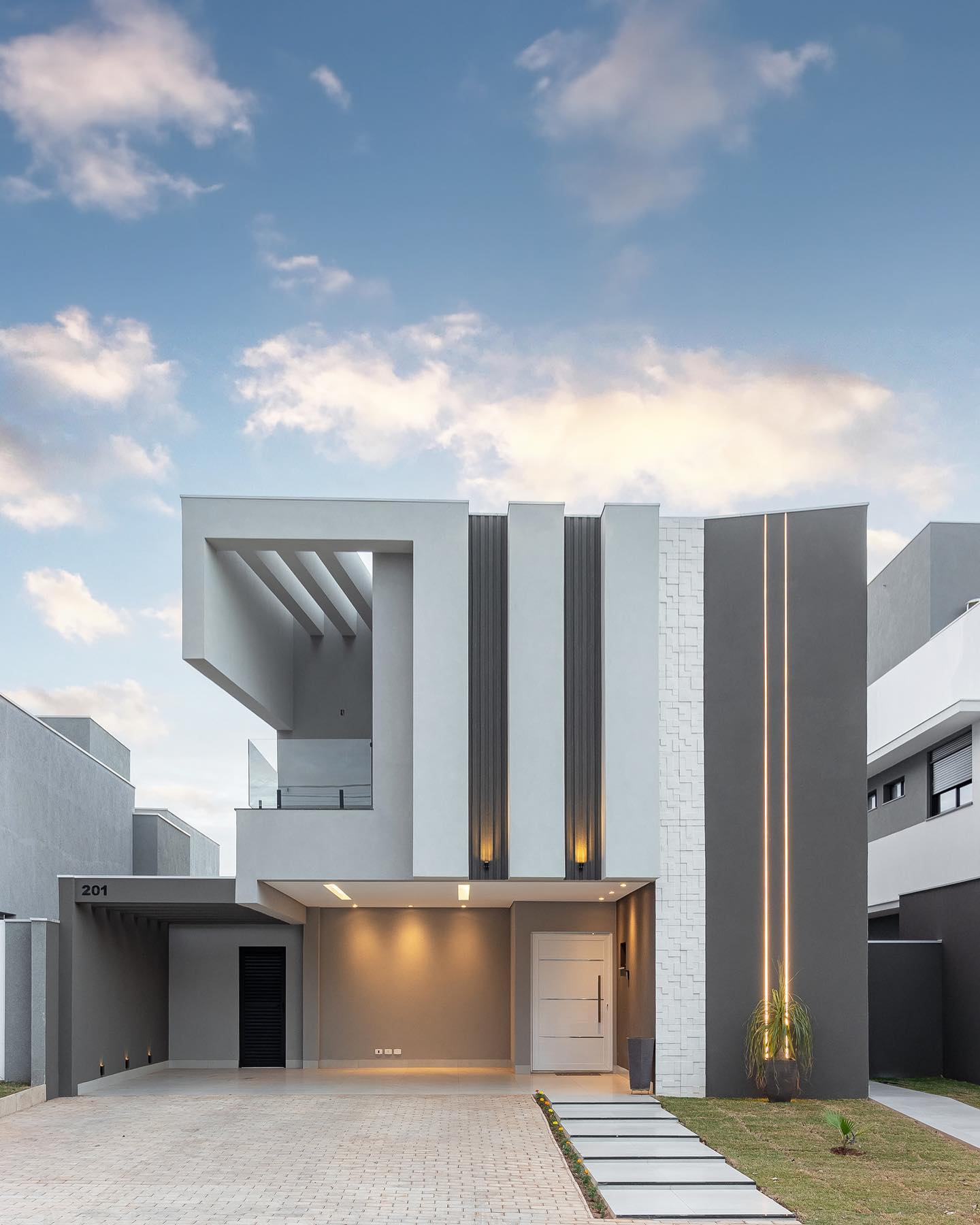 Fachada de casa contemporânea com ...
