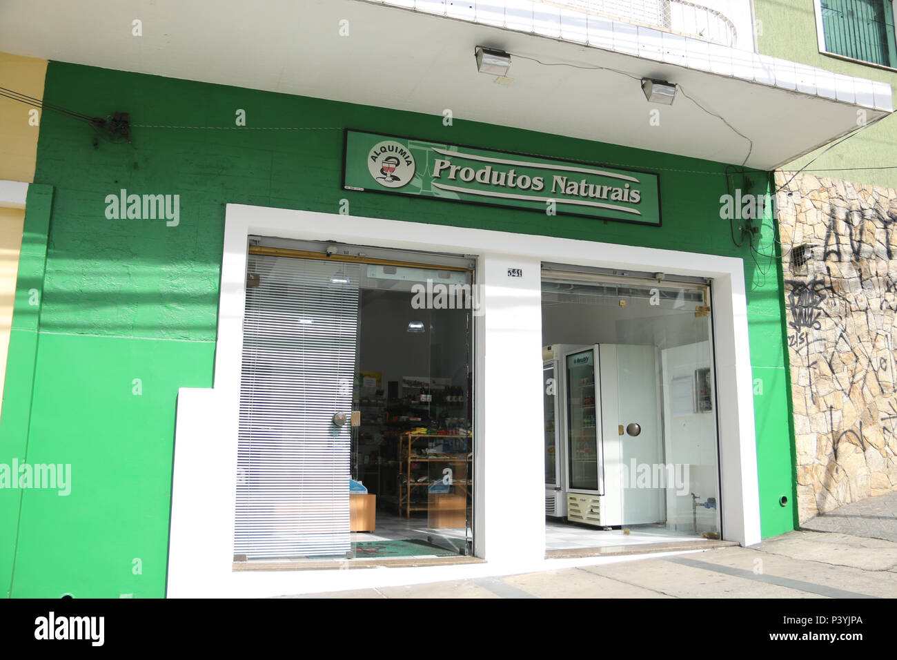 Fachada de loja de produtos naturais em ...