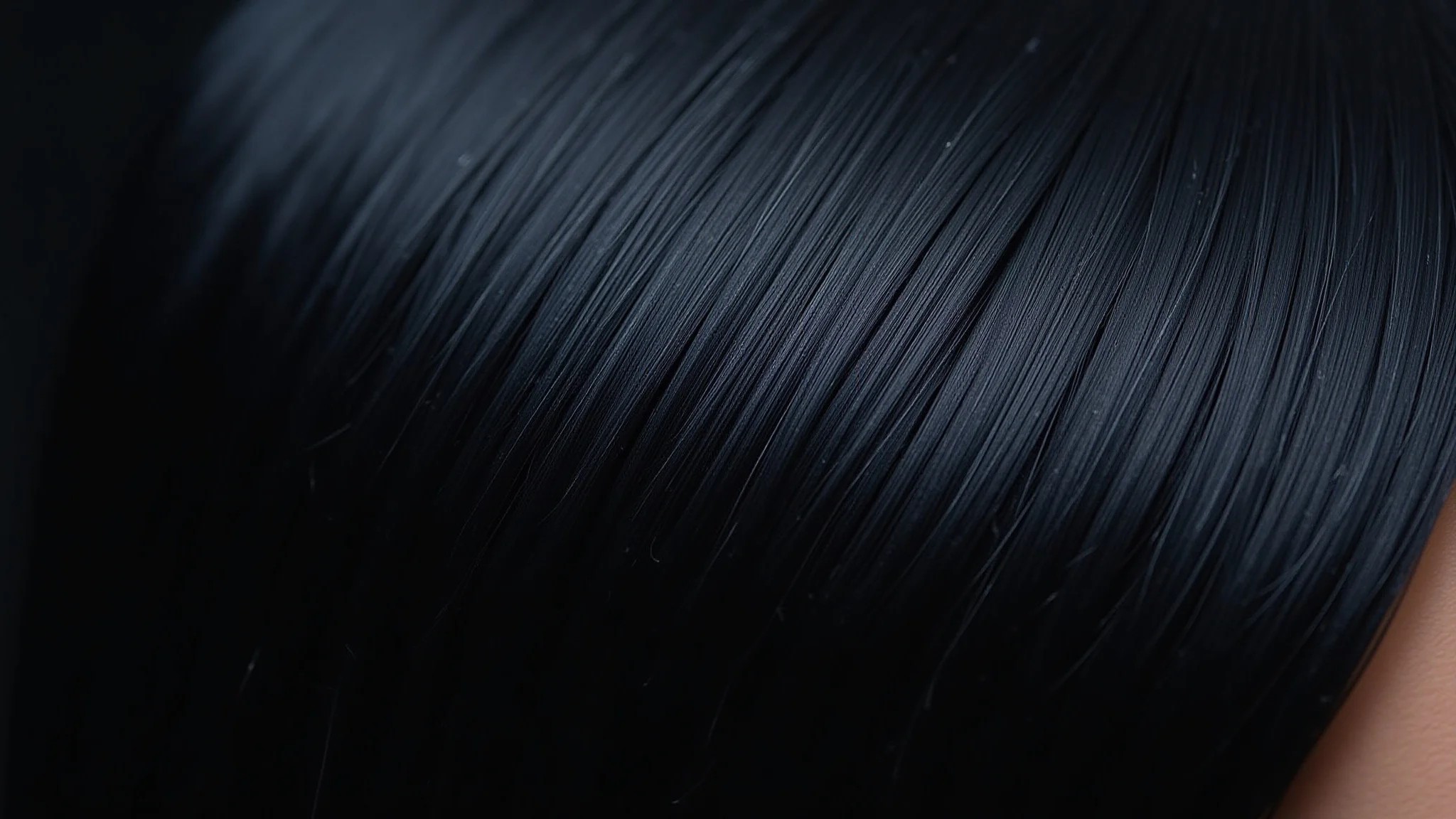 Cabelo preto azulado com brilho espelhado, close-up elegante e sofisticado.