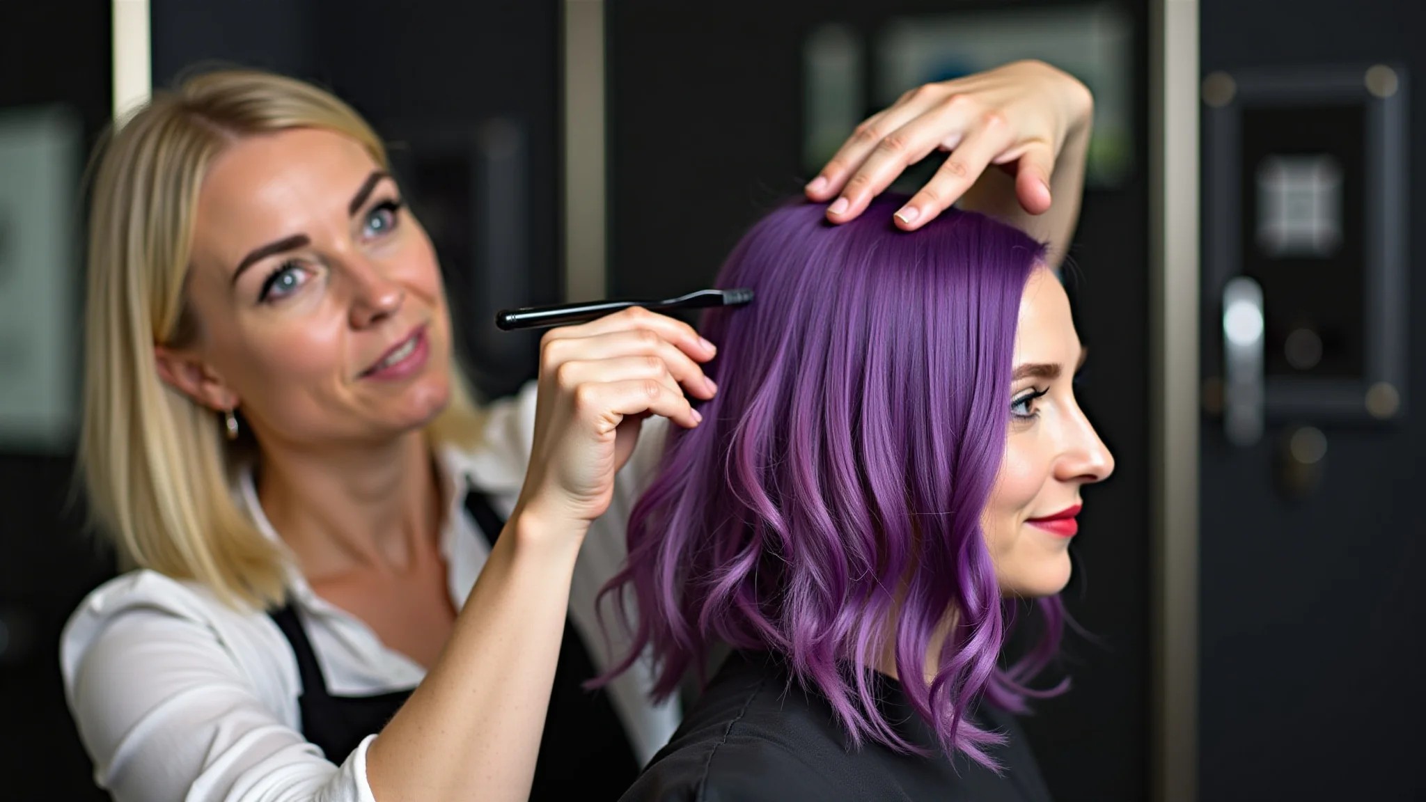 Cabeleireira corrigindo cabelo manchado de roxo com coloração profissional em salão.