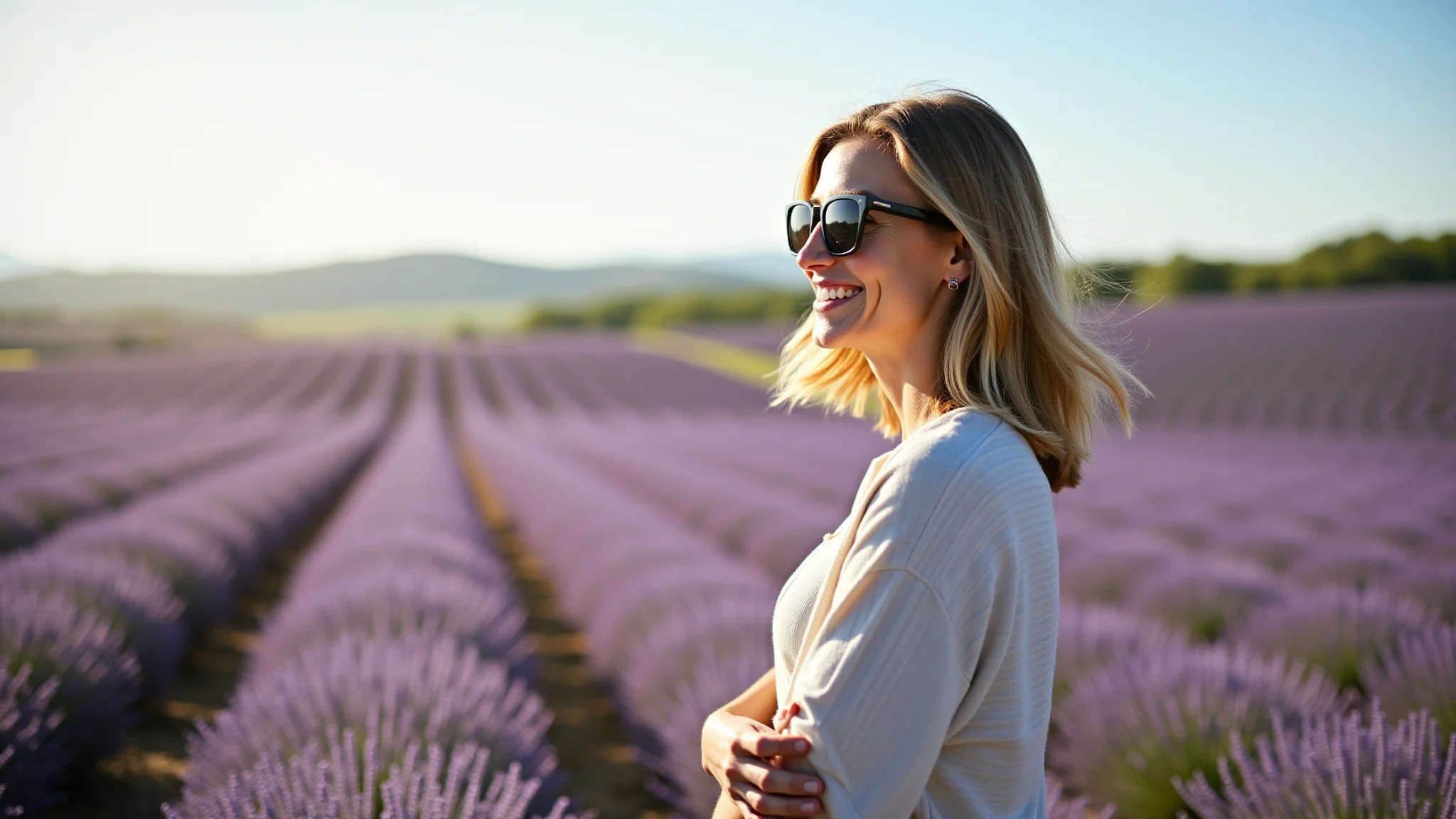 Campos de lavanda em Hvar, Croácia, com uma mulher apreciando a vista.