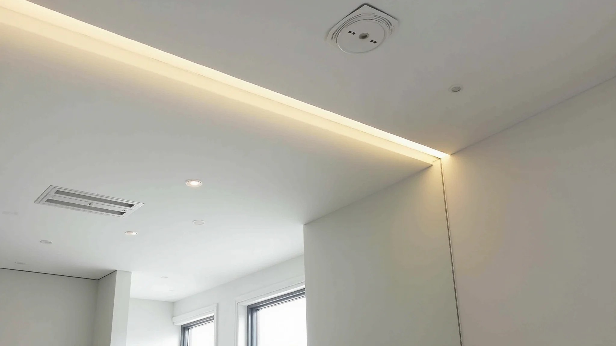 Banheiro moderno com exaustor recém-instalado, design clean e iluminação brilhante.