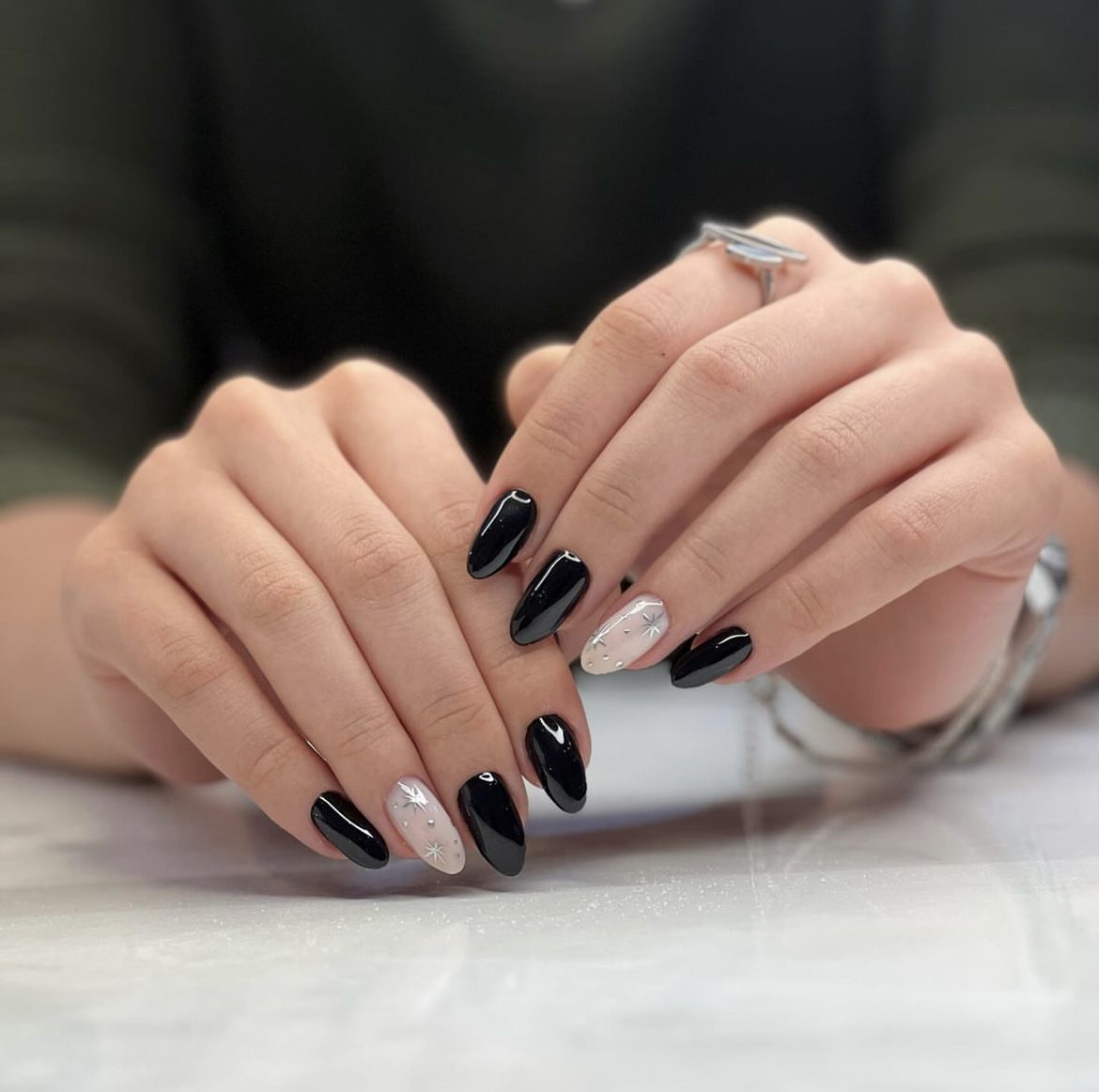 unhas pretas decoradas e elegantes ...