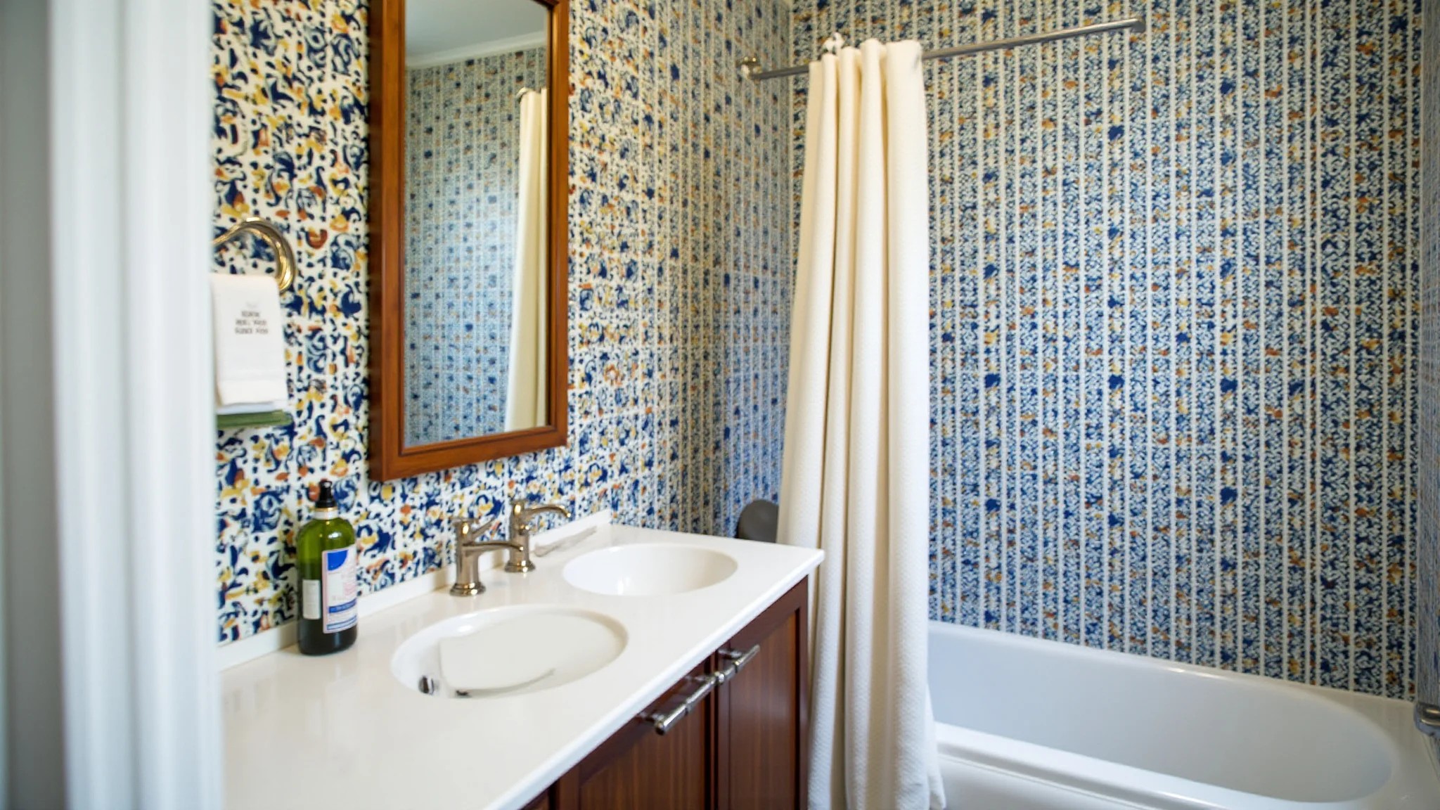 Banheiro com variedade de cores e estampas em adesivos de azulejo.