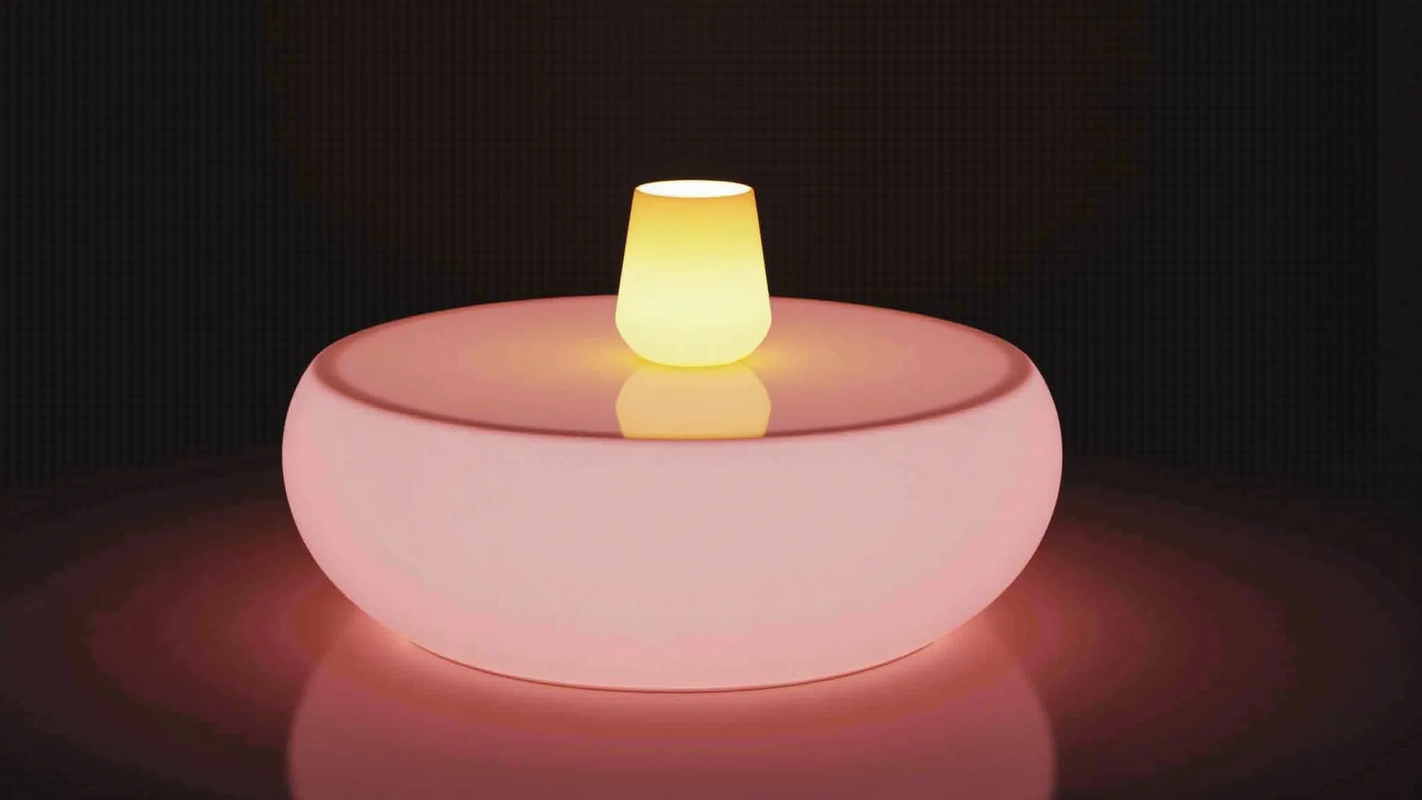 Quarto com luminária de mesa LED e cores relaxantes.