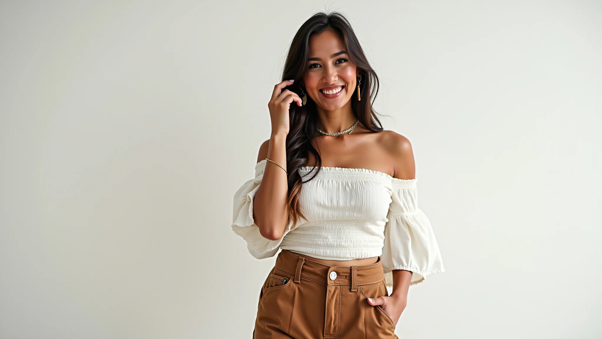 Mãe moderna com calça de cintura alta e top estiloso, look fashion.
