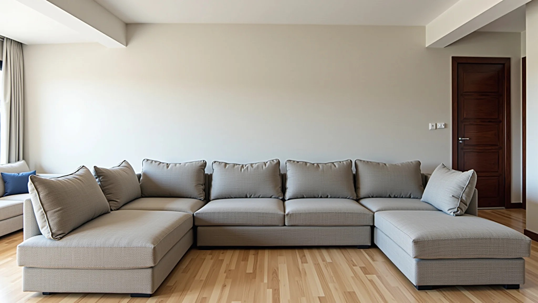 Sofá modular em apartamento moderno, piso de madeira clara e decoração brasileira.