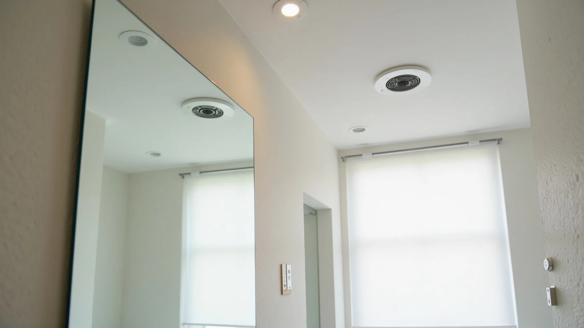 Banheiro bem ventilado após a instalação do exaustor, sem umidade e com espelho limpo.