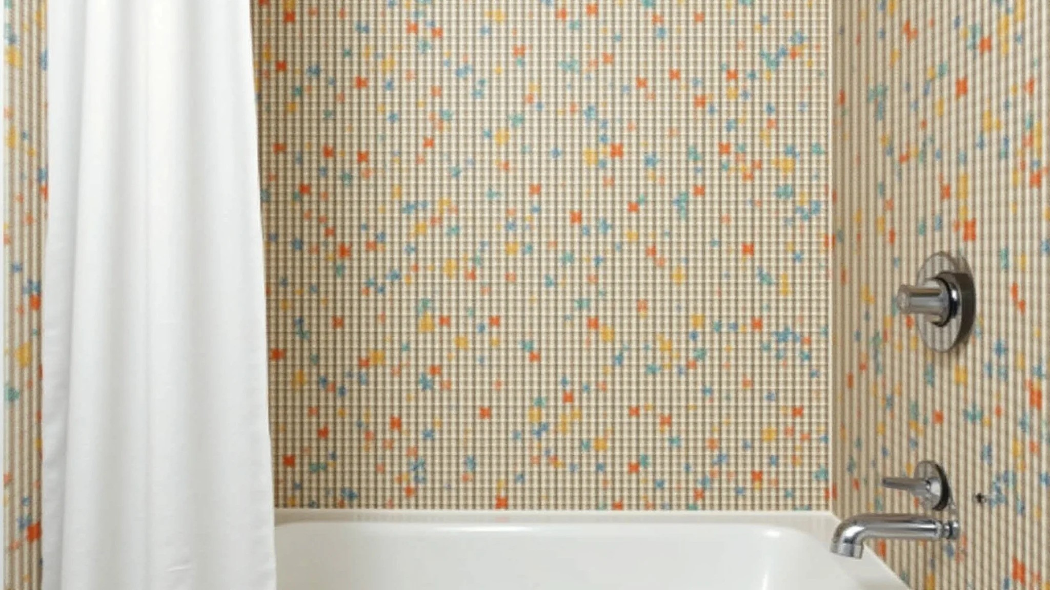 Parede de banheiro recém-azulejada com azulejos coloridos em estilo brasileiro.