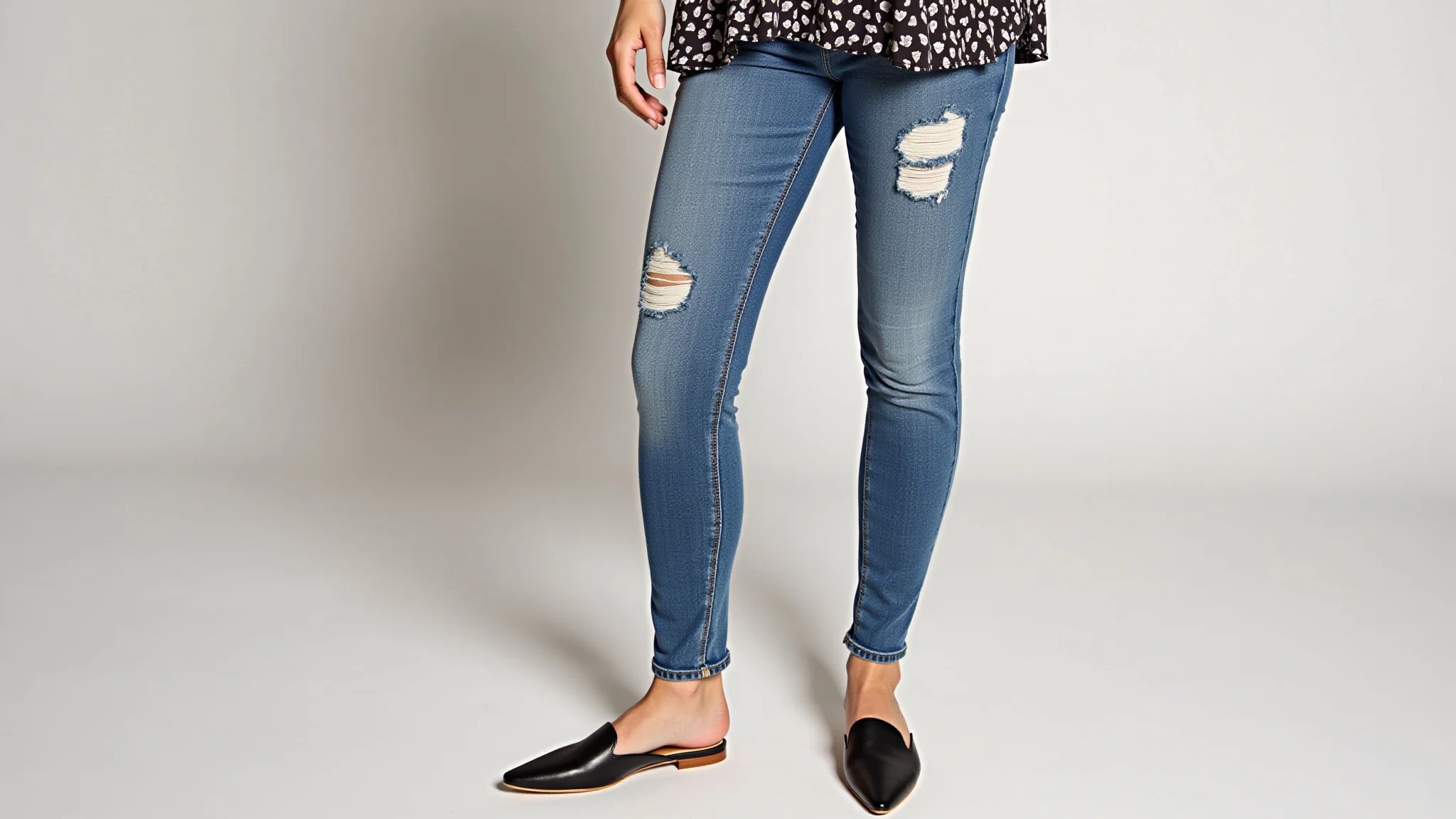 Jeans skinny destroyed com mule rasteirinha, blusa estampada, estilo Farm Rio.