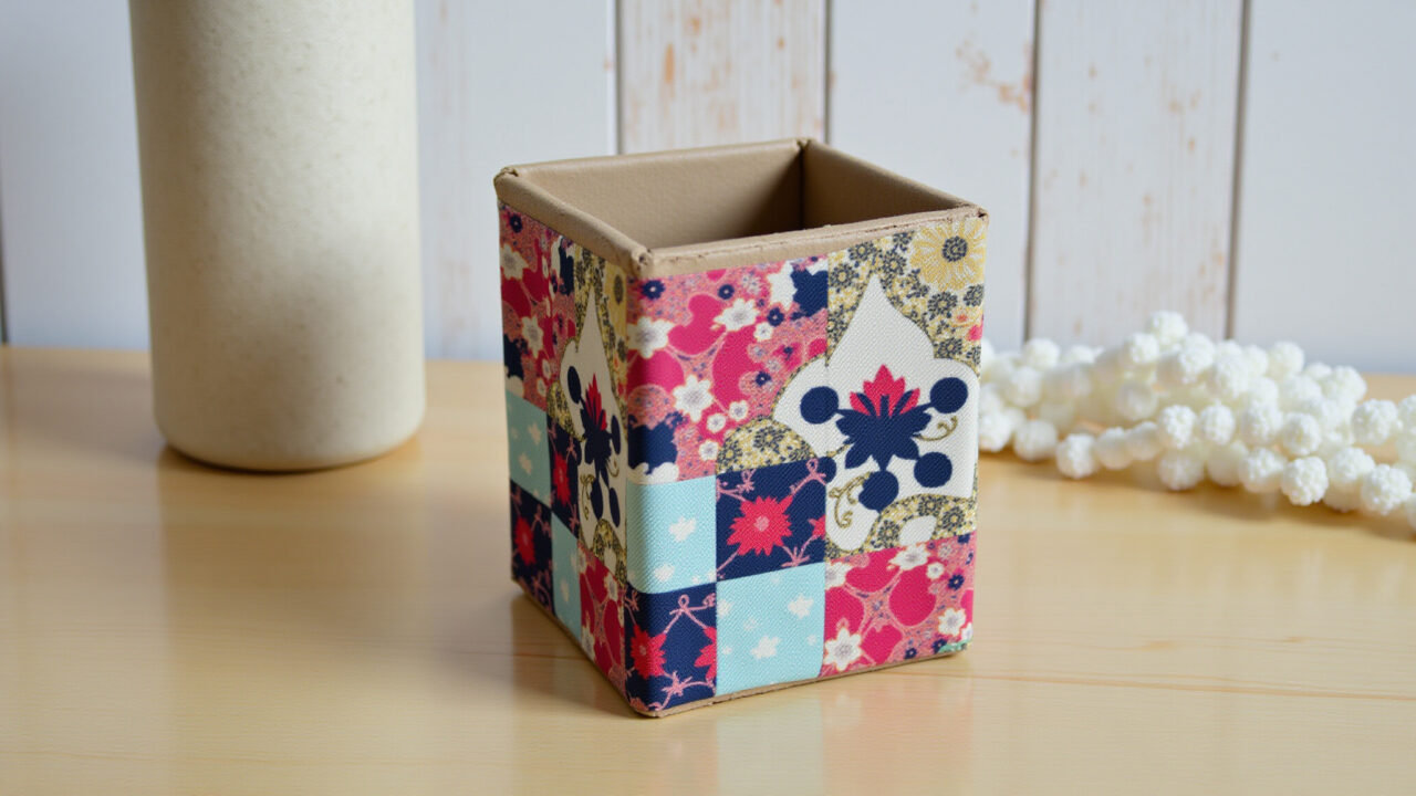Artesanato sustentável: vaso feito de garrafa PET e organizador de papelão.