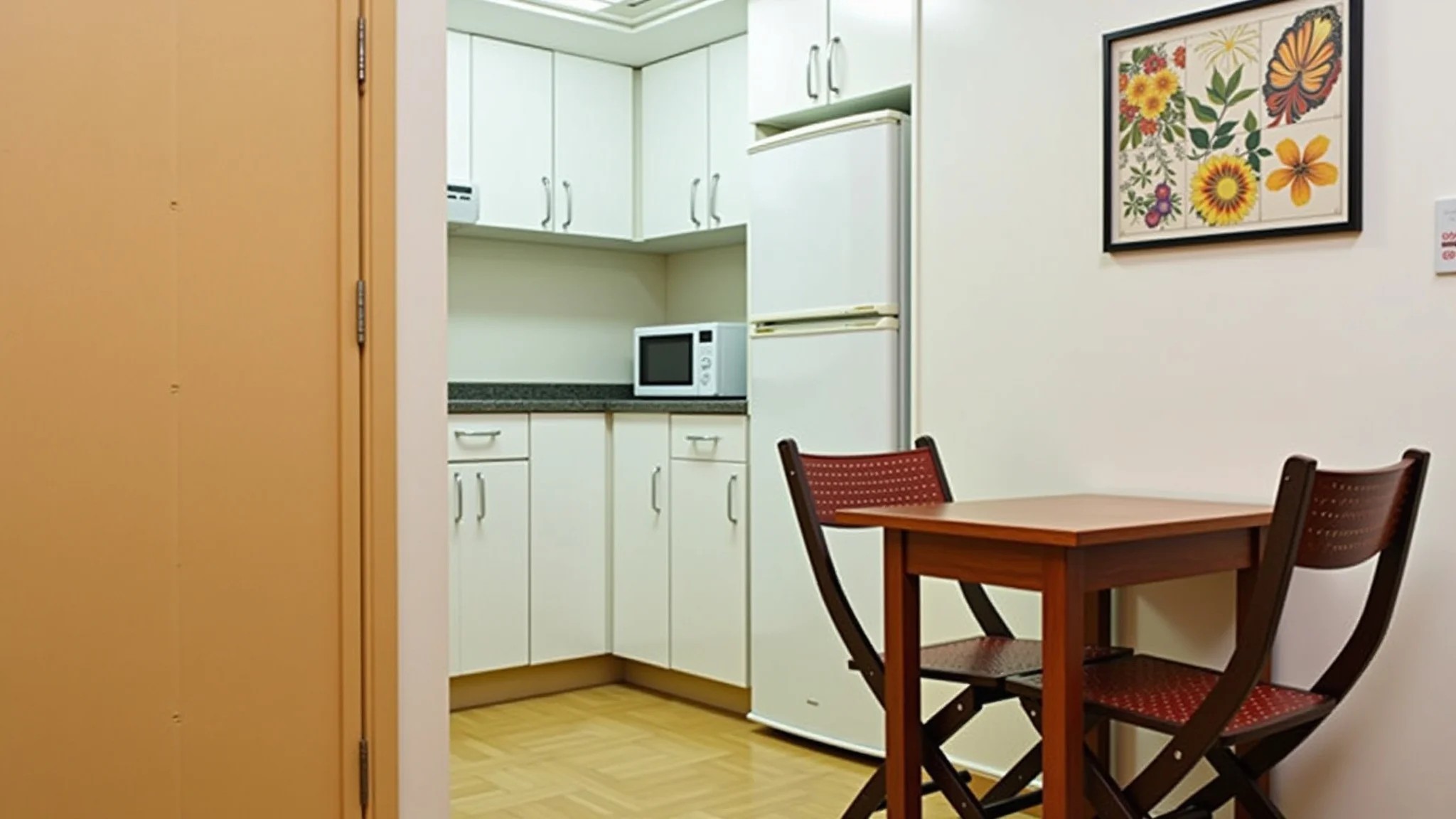 Mesa de jantar quadrada pequena em apartamento compacto com cadeiras dobráveis.
