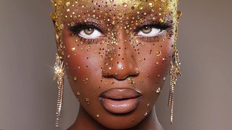 usar glitter na maquiagem de Carnaval