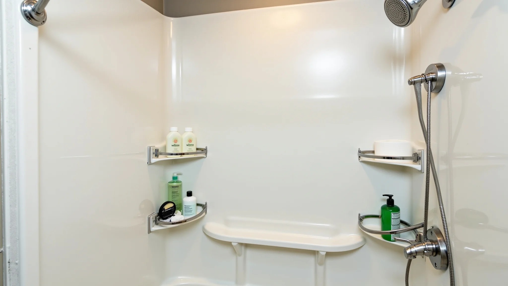 Porta shampoo dupla com muitos produtos de higiene pessoal organizados.