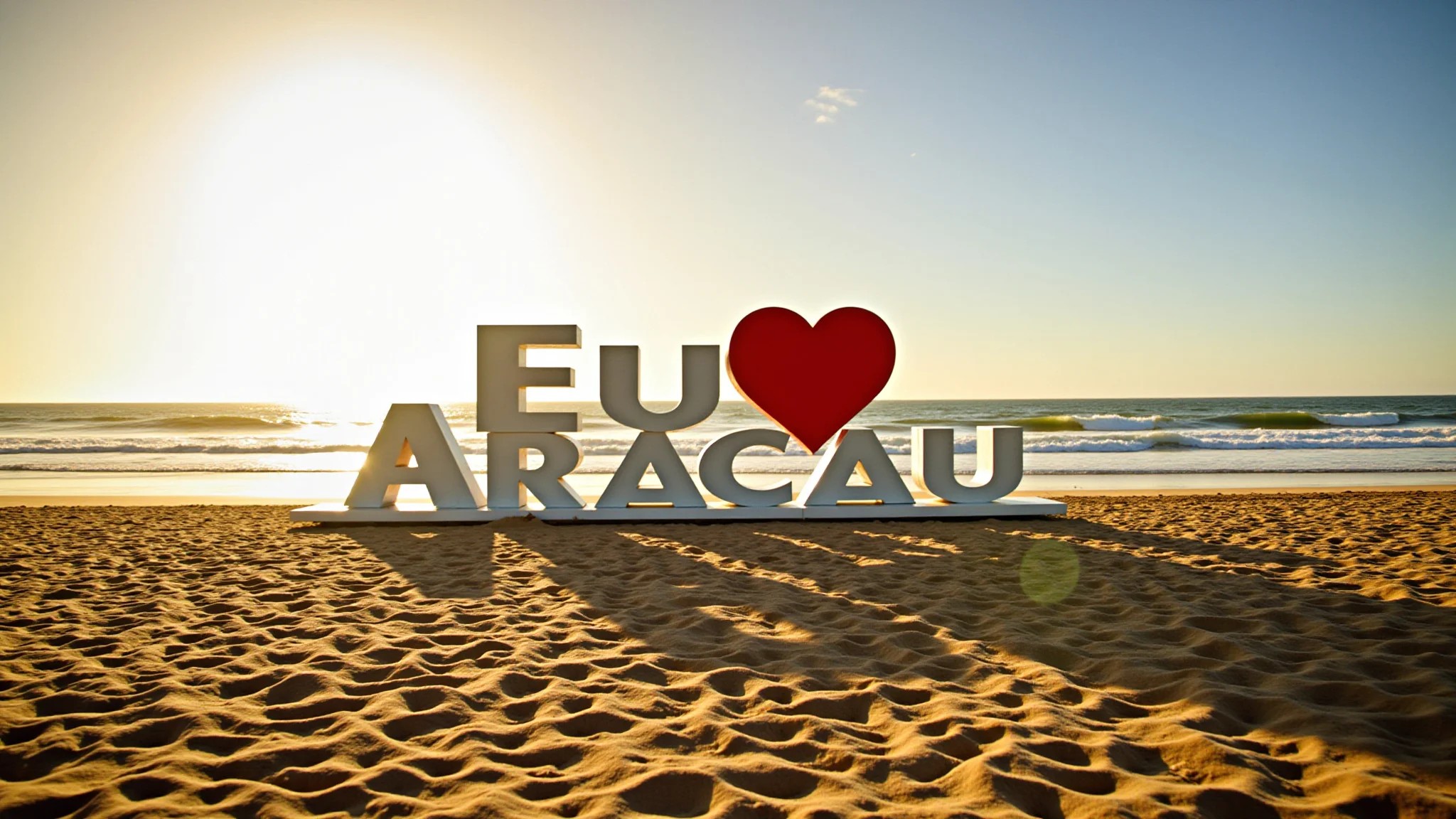 Praia de Atalaia em Aracaju com o letreiro 'Eu Amo Aracaju' ao entardecer.