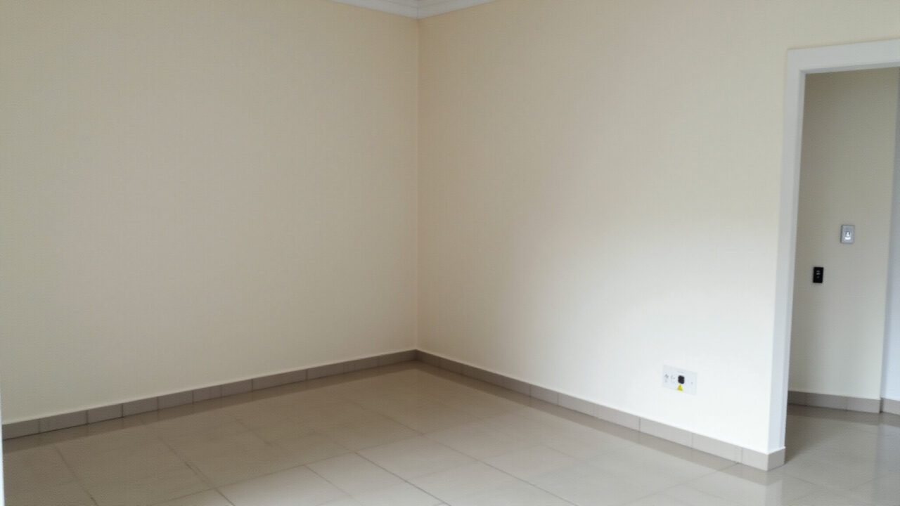 Casa bem conservada com pequenos reparos e paredes limpas.