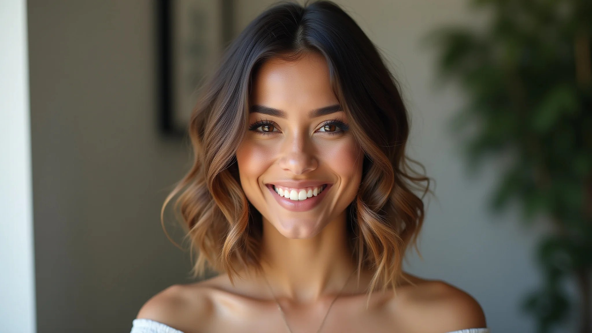 Mulher jovem brasileira com corte de cabelo Wolf Cut e cabelo ondulado, sorrindo.