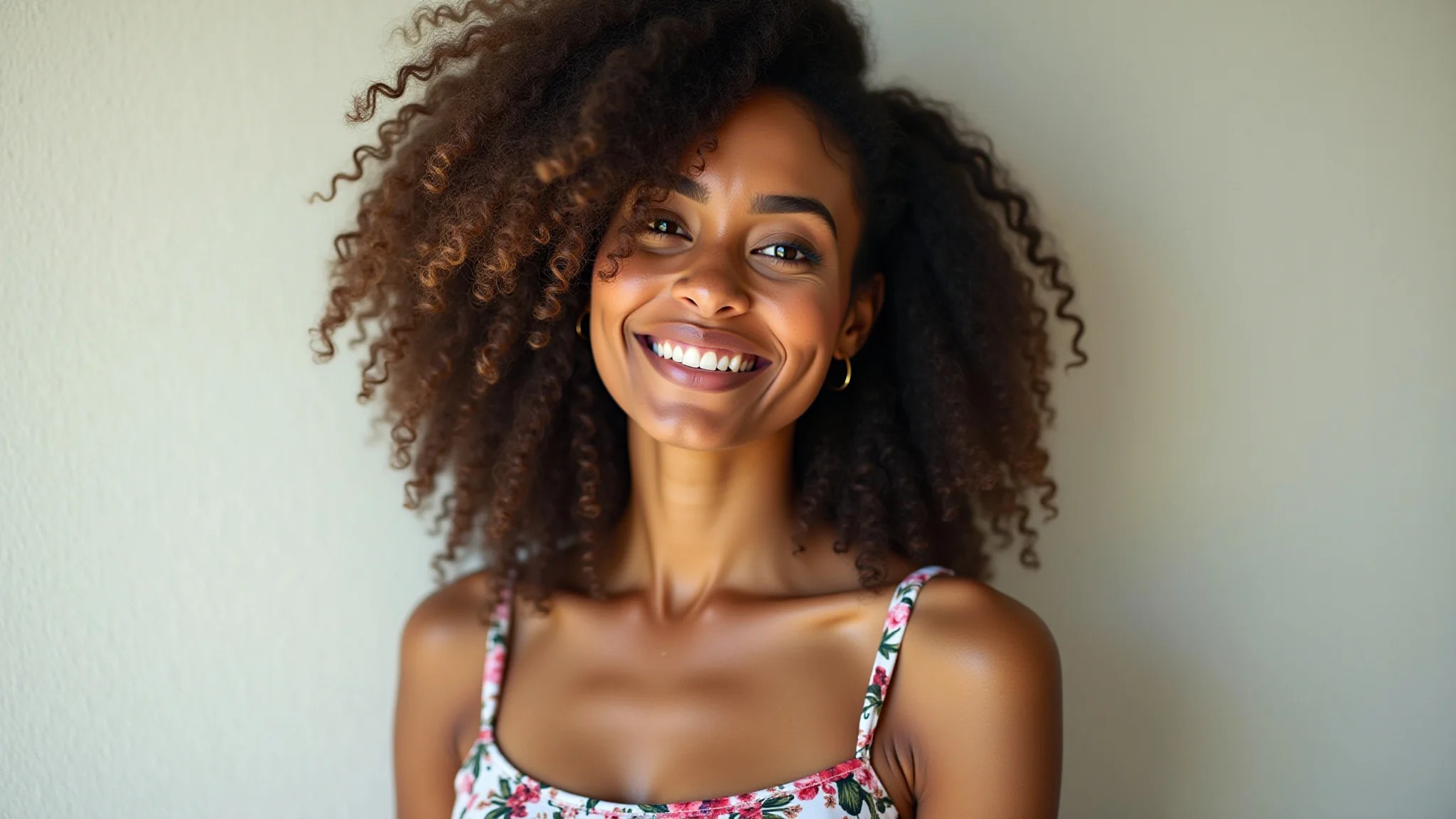Mulher brasileira usando vestido midi floral, sorrindo.