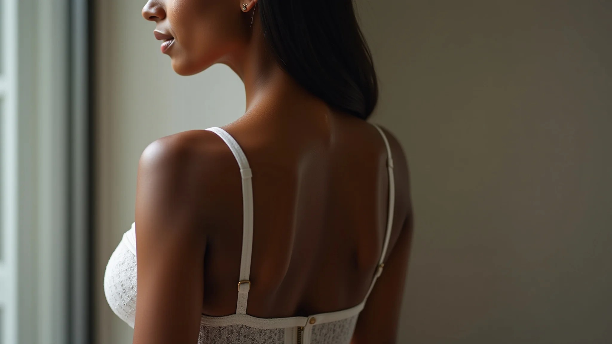 Mulher negra usando sutiã adesivo com vestido sem costas.