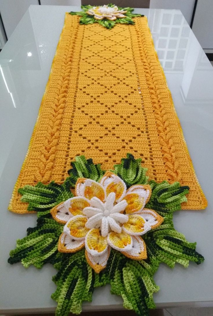 Trilho de mesa em crochê com flor ...