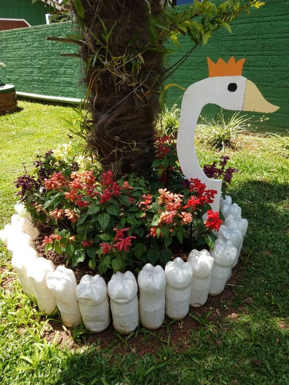Jardim Com Cisnes De Material Reciclado