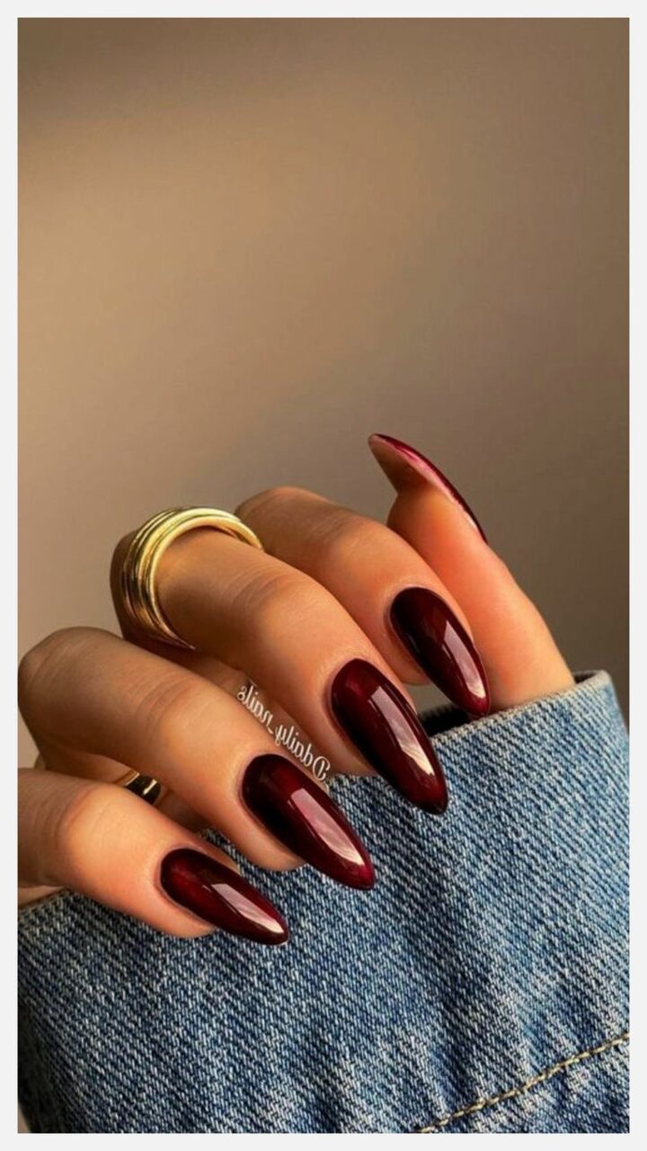 Unhas com esmalte vermelho cereja ...