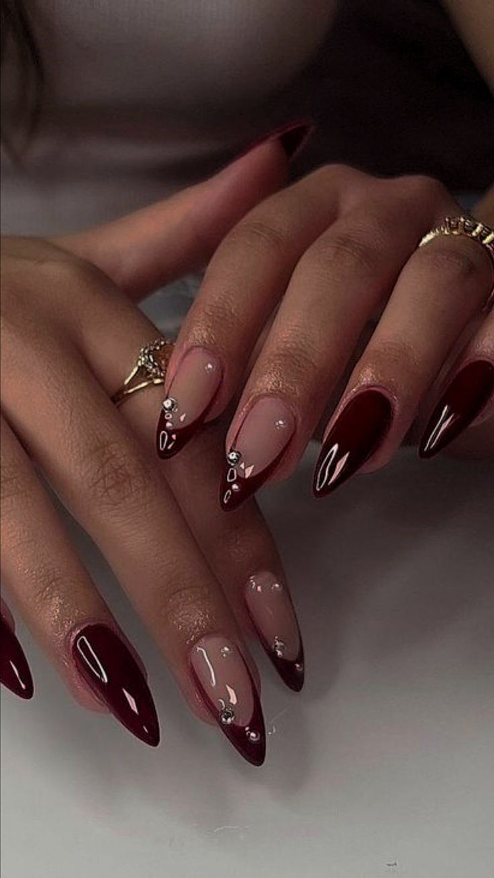 Unhas com esmalte vermelho cereja ...