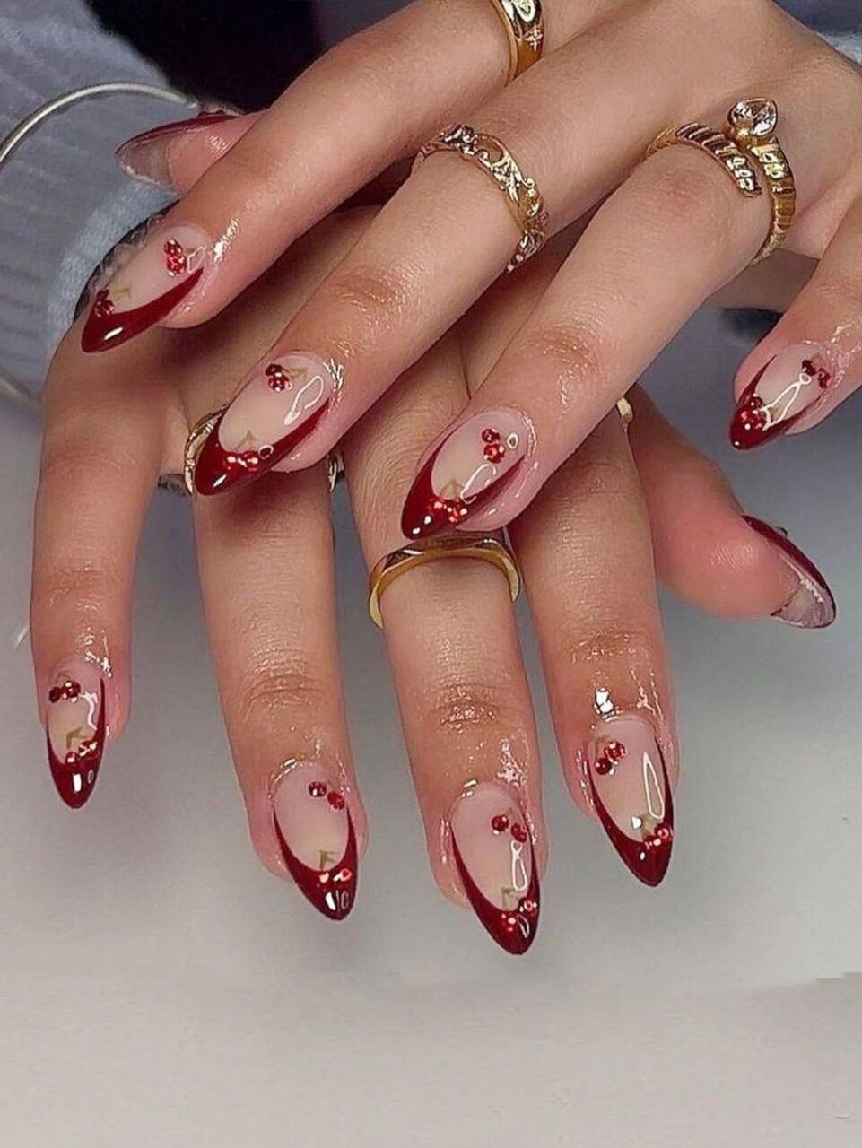 Unhas com esmalte vermelho cereja ...