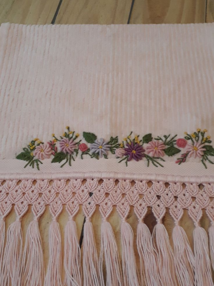 Toalha de lavabo bordada com macrame