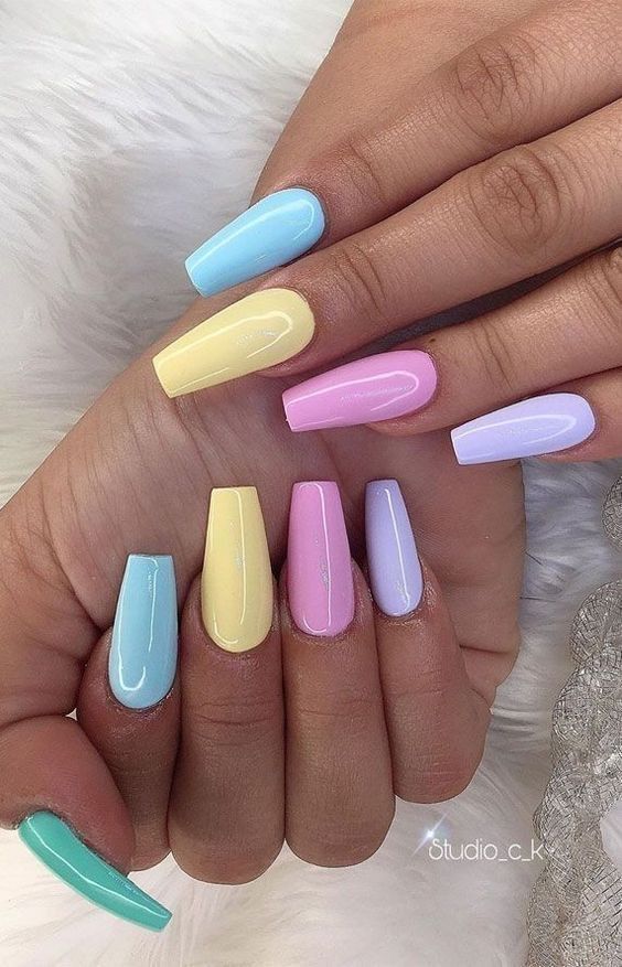 Unhas coloridas é moda: Uma de cada cor ...