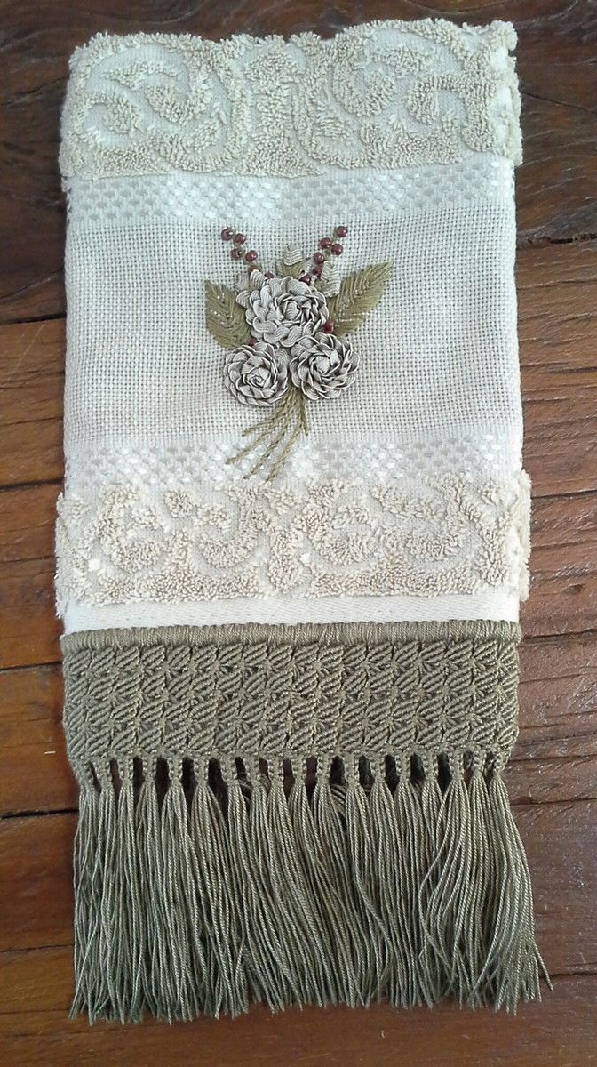 Toalha de lavabo com sianinha e macrame