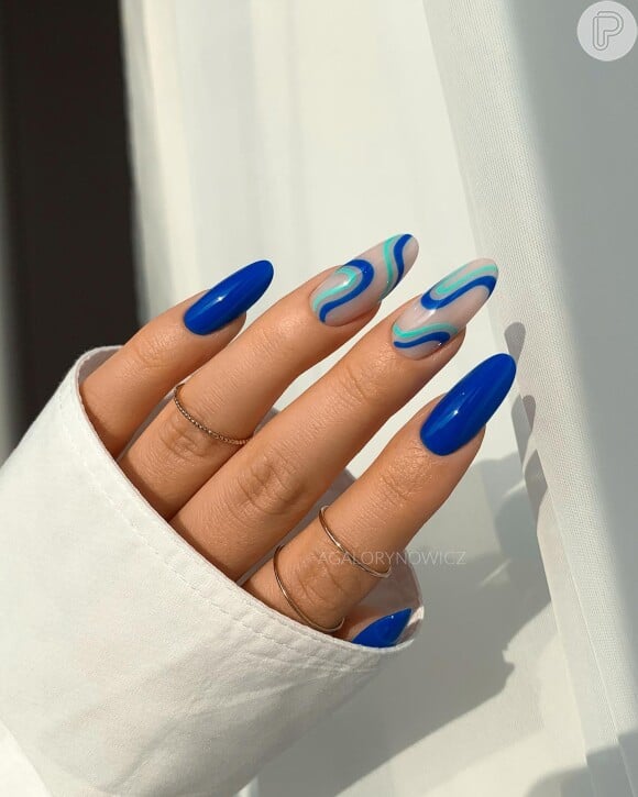 Foto: Unhas decoradas: azul em tom mais ...