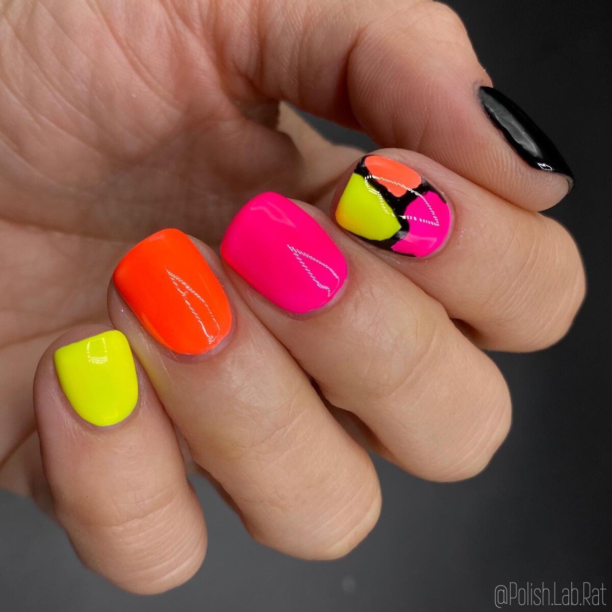 Foto: Unhas decoradas e cores vibrantes ...