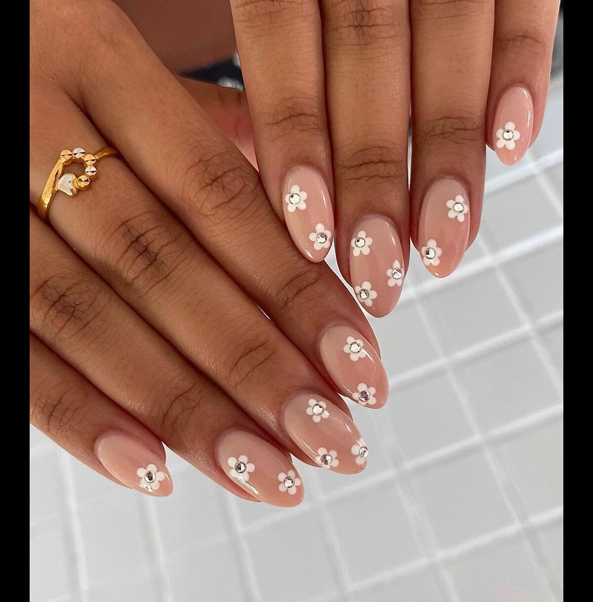 Unhas decoradas com flores e strass ...