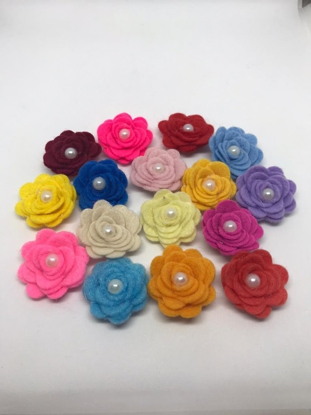 Flores artesanais em feltro com pérola ...