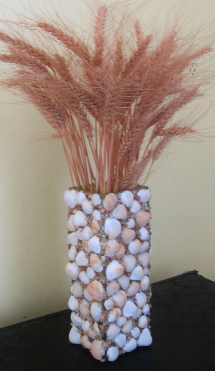 Vaso decorado com conchas e areia do mar