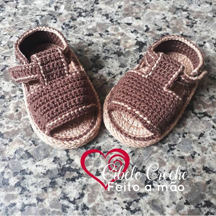 Crochetar sapatinhos de bebê é um ...