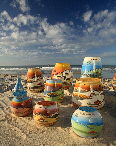 areia colorida da Praia de Morro Branco ...