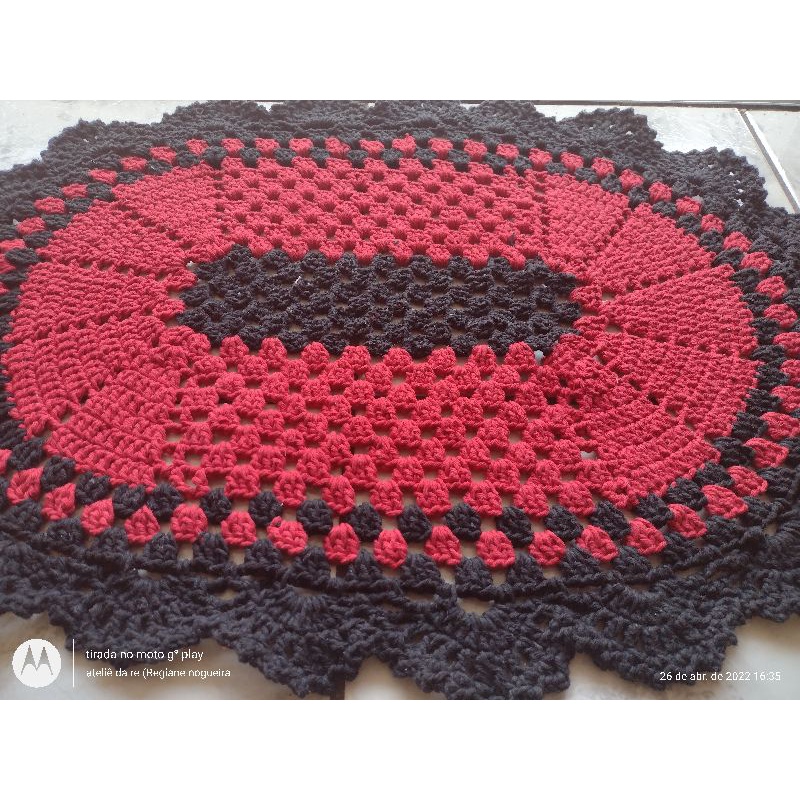 tapete de crochê preto e vermelho em ...