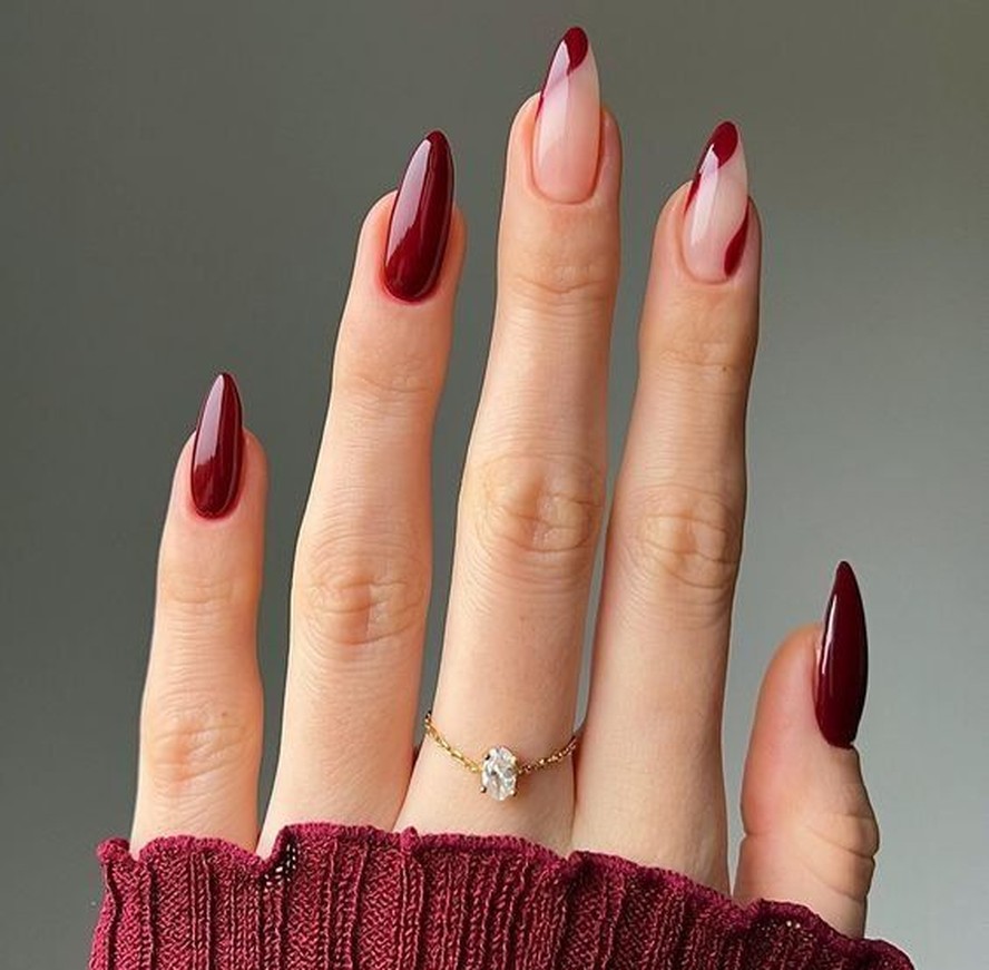 Unhas com esmalte vermelho cereja ...