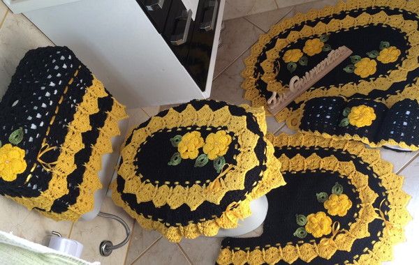 Jogo de banheiro preto e amarelo