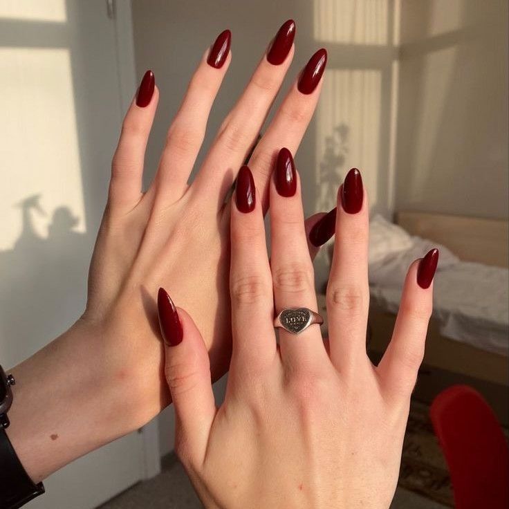 4 opções de esmaltes vermelho cereja ...