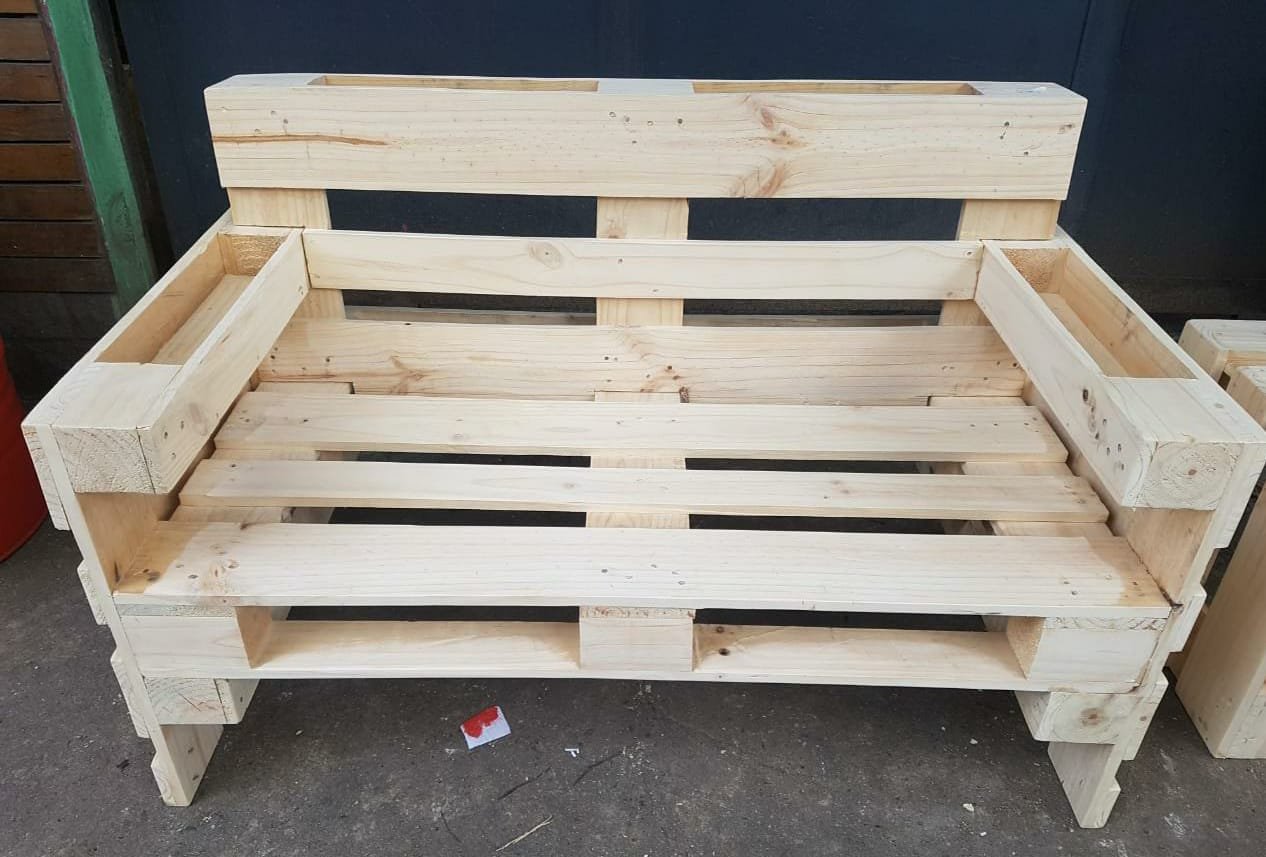 Sofá de Pallet com Encosto e Braços com ...