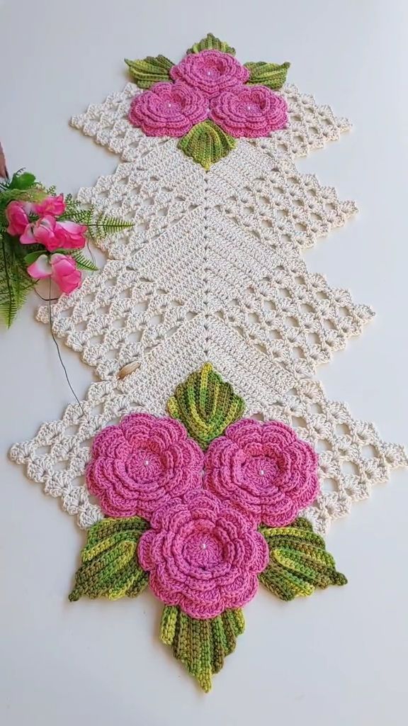 Caminho de mesa de crochê com flores