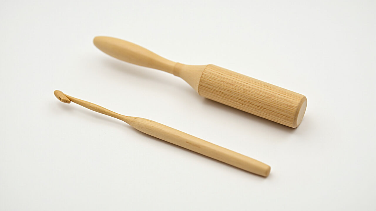 Bamboo crochet hook for amigurumi, natural texture, soft light, 8k, professional photography, Agulha de crochê de bambu para amigurumi, ecológica e confortável.